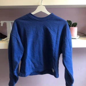 Tröja - Jätte mysig blå tröja från Lee💙💙 Använd fåtal gånger. Säljer då den inte kommer till användning.