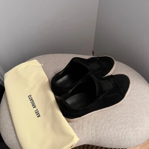 Axel arigato laceless - Ett par välanvända svarta arigato lacess skor. Storlek 38. Lite sliten i hälen på höger insida samt att loggan på utsidan är borta. 700kr, pris kan diskuteras.