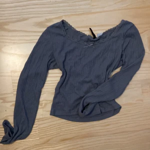Lång ärmad tröja med spets  - Fin lång ärmad tröja från hm, i XS . Inga skador eller defekter💗 andvänd få gånger i super bra stretchigt material 