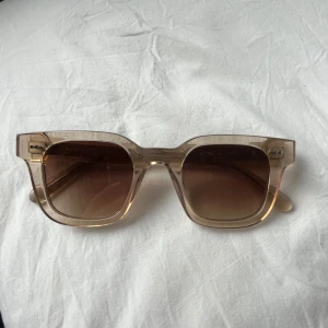 Chimi 04 - Säljer mina chimi 04, solglasögonen är i nyskick men fodralet är lite snett som man ser på 3:e och 4:e bilden. Dustbagen har inte kvar några snören så man kan inte stänga den helt. Allt får man med: solglasögon, fodral, Linsduk och dustbag. 