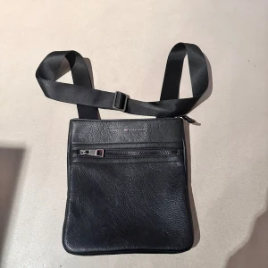 Tommy Hilfiger axelväska  - Säljer min Tommy hilfiger axelväska i nyskick, använd 2-3 gånger 