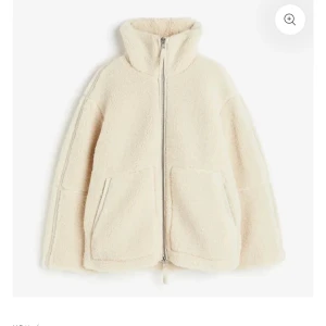 Teddy jacka - Jättefin Teddy jacka ifrån ett märke som heter merley nypris är 699 och dragkedjan har lite tecken på användning men inte nåt som stör en💕