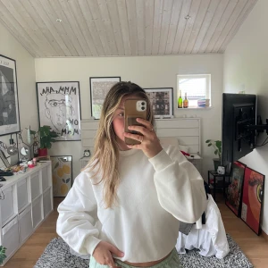 Vit sweater  - Vit sweater från Gina!