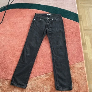 Acne Jeans - Tjena! Info listad nedan, hör av dig om du har några frågor! (Inköpta för 2300 kr)  Modell: Mic Raven Storlek: W33/L34 (små i storleken) Defekt: Inga 