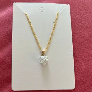 Halsband med ros - Halsband med en vit ros. 