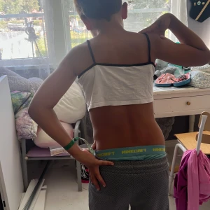 Topp med en fjäril - Använd få gånger. Vi har sytt upp den vid banden. Bra skick 🦋