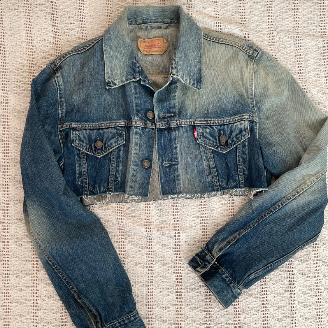 Vintage Levi’s croppad jeansjacka med tryckt