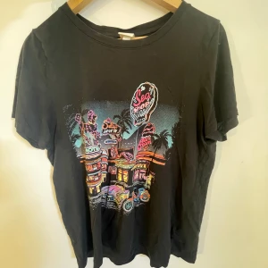 Mönstrad t-shirt - Snygg t-shirt från H&M med coolt tryck på i en väldigt mörk grå färg (nästan svart). Använt väldigt fåtal gånger och är vi väldigt bra skick. Tveka inte att fråga frågor, om fler bilder eller diskutera priset!💞