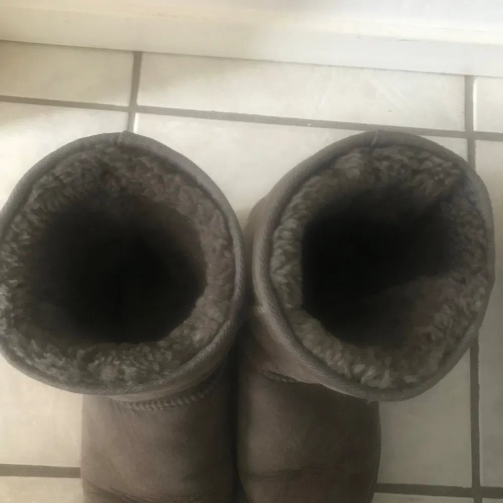 Säljer dessa uggs i gottskick! Inga konstigheter, väldigt sköna att ha. Storlek 37 i färgen grå Meddela gärna vid intresse eller om du har några frågor! Jag skickar troligast dagen efter du köpt (: (Priset kan absolut diskuteras . Kengät.