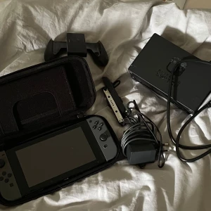 Nintendo Switch  - Allt i bilden, knappt använd 