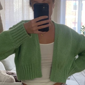 Kortare grön kofta - Grön stickad kofta ifrån Zara, i storlek S. Säljer pga att jag knappt använt den.