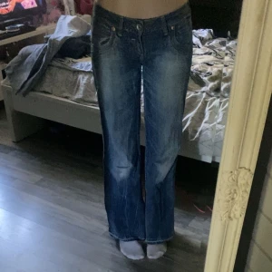 Blåa jeans  - Blåa jeans som är köpta på plick sen innan. Innebenslängd:77,5 ( spretade längst ner så dem blev ungefär 2,5 cm längre) midjemått: 74 cm 