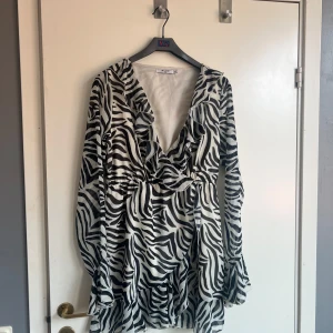 Zebraklänning NAKD - Säljer nu min klänning i zebramönster från NAKD, storlek 40. Aldrig använd eftersom att den var lite för liten för mig. Jättefint skick! 