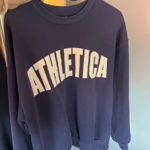 Collegetröja  - Jättefin tjockare tröja med tryck ifrån Gina tricot😍