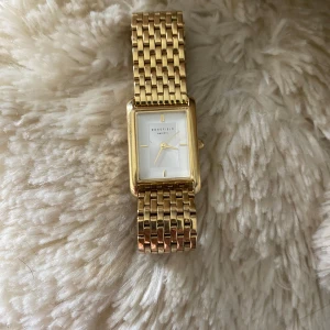 Rosefield klocka - Väldigt fin Rosefield klocka i nyskick! Finns inga defekter på klockan och visarna går som dom ska. Pris kan diskuteras vid snabb affär. Nypris 1500kr