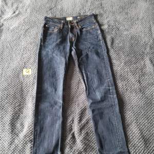 W28 L32 Regulat stretch jeans från Cubus. Mörkblå jeans. Inga deffekter. Elins anons nr. 9