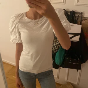 puffärms tröja  -  Jättefin vit puffärms tröja använd några fåtal gånger några fåtal gånger