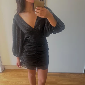 NA-KD klänning - Säljer nu denna fina klänning från NA-KD då den tyvärr inte passar mig. Den har alla lappar kvar och har aldrig använts, helt slutsåld i alla färger på hemsidan! 💞💞