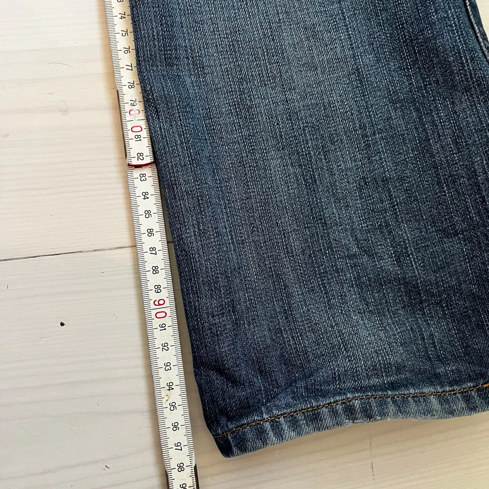 Lågmidjade bootcut 501 jeans från Levis i storlek 30/30. Jeans & Byxor.