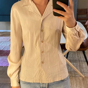 Beige blus  - Köpt secondhand, använt för många gånger så har tröttnat på den 🙃 Skriv för frågor eller funderingar🥰