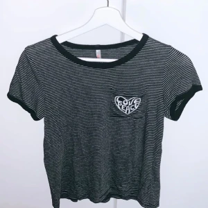 Randig t-shirt - Randig t-shirt i storlek XS men passar även S. Bra skick