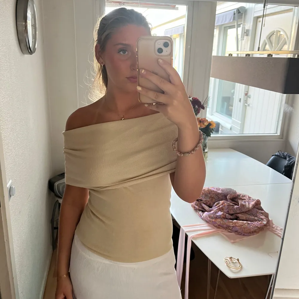 super söt beige off shoulder tröja ifrån Zara💛💛💛. Toppar.