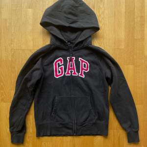 Gap hoddie i stl Xs/S. Det står M på lappen men skulle säga att det inte stämmer. Färgen är urtvättad svart. Koftan är i helt ok skick. 🩷