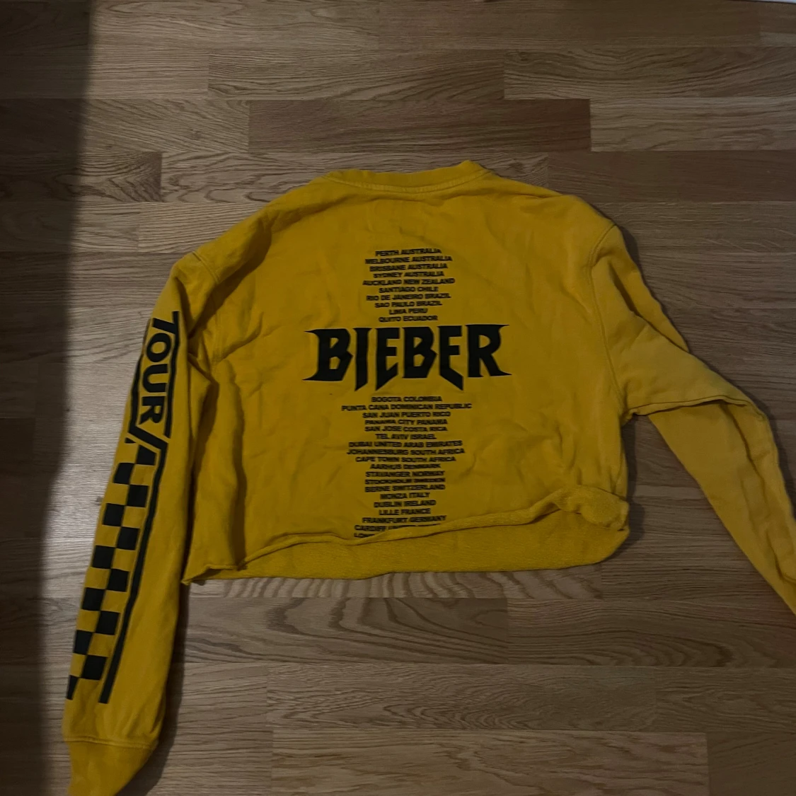 Gul tröja från Team Bieber