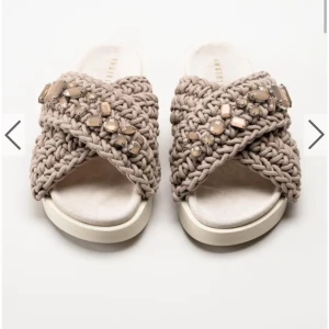 Inuikii tofflor - Så snygga beige inuikki tofflor, använda ett fåtal gånger. Tofflorna är i storlek 39 men passar även 37 och 38.