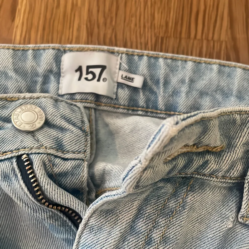 Ljusa något vida  jeans modell Lane från Lager 157 i gott skick säljes. Jeans & Byxor.