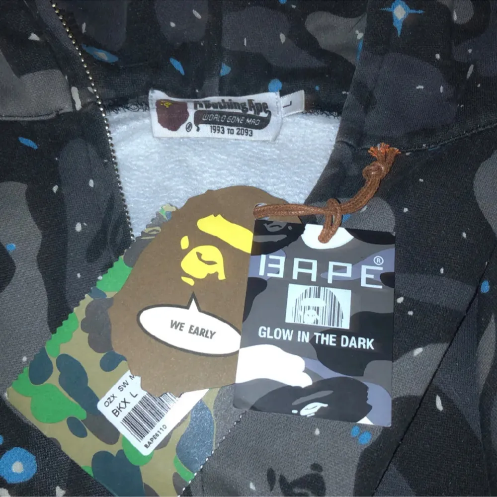 Hej, säljer nu en äkta bape hoodie, påse följs med och ett litet smycke som tack!  Säljes för 999kr då den är helt äkta och inga defekter!. Hoodies.