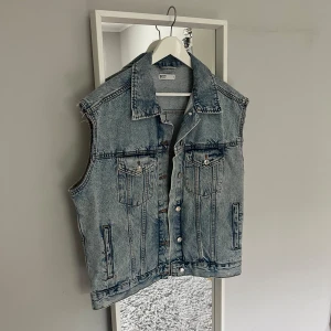 Jeansväst - Jeansväst från Gina Tricot i stl S, 450+frakt