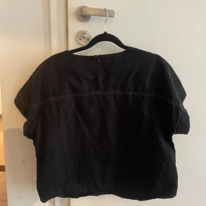 Svart blus - Cool svart blus från Carin Wester❤️ Aldrig använd och helt i nyskick!