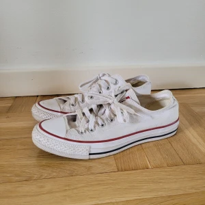 Converse låga sneakers - Vita converse Chuck Taylor i storlek 37,5. Använt men bra skick :)