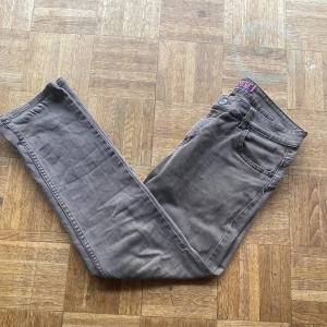 Grå Levis jeans - Ett  par bruna  Levis jeans i bra skick. De är raka i modellen och har en normal passform.