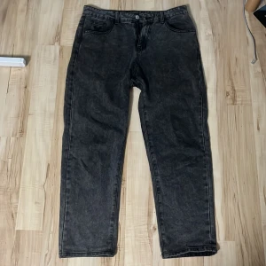 Jeans - Säljer jeans billigt, okänt märke. Storlek 32, Väldigt fint skick