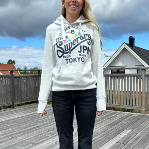Superdry hoodie - Hoodie från Superdry  Storlek XS tjockt fylligt material Fått lite smink på insidan av hoodien 🌸 Köpt för flera år sedan för ca 600-800kr