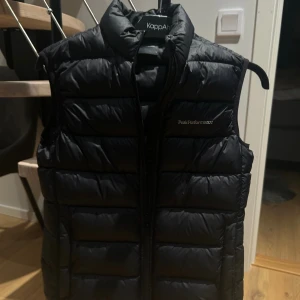 PeakPerformance väst - Säljer denna PeakPerformance väst som endast är använd en vår. Köpt på Hedeoutlet och är självklart äkta. Inga skador, jätte bra skick!😊