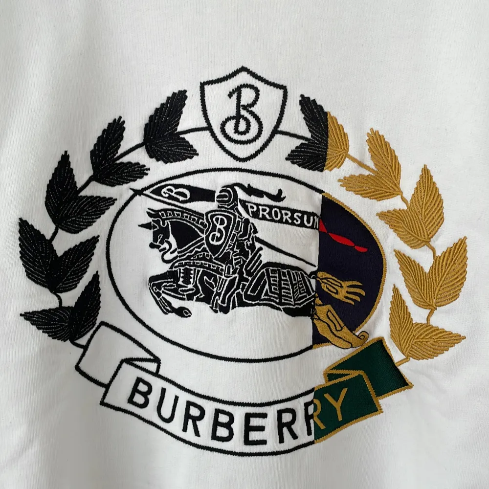 Vit Burberry crewneck i storlek M. Kvitto och orginaletiketter finns.  Mycket bra skick.. Tröjor & Koftor.