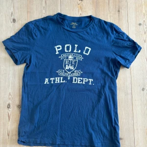 Polo t-shirt  - Polo tisha 7/10 skick Litet (lagat) hål vid kragen