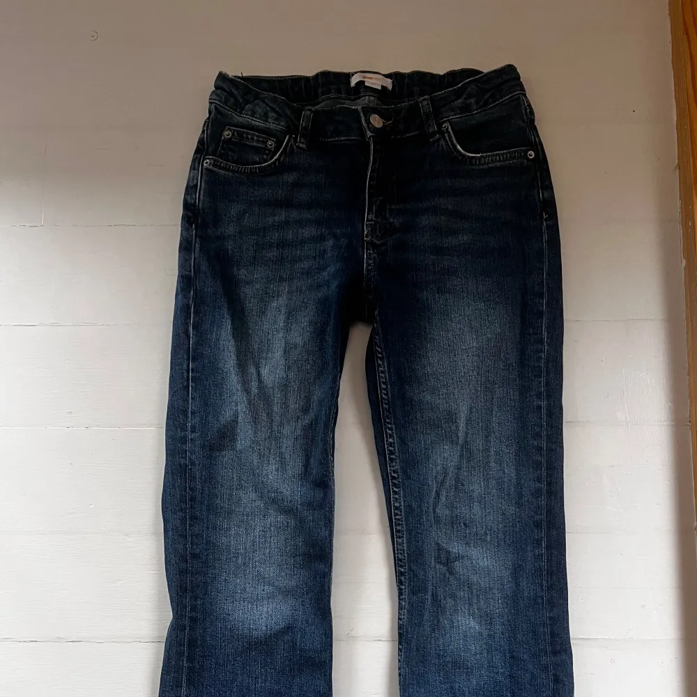 Säljer dessa super söta bootcut jeans från Gina tricot. Säljer pga att dem ej kommer till användning längre. Finns resår i midjan. Jeansen är i fint skick! Om ni är intresserade eller har några frågor är det bara att höra av sig, pris kan diskuteras💞. Jeans & Byxor.