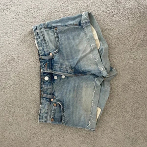 Jeansshorts - Säljer mitt favoritplagg i garderoben! Shortsen är så snygga men jag har tyvärr växt ur de.. de är helt slutsålda online och i butik (Weekday). De är mycket använda men har inga defekter, som nya! (Köpta för 470kr)