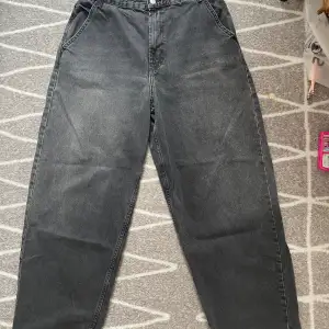 säljer ett par bershka jeans som är baggy i form.  Inte använda endast testade och jag tyckte att dem inte passade mig som jag trodde. Storlek EUR 42 MEX 32 USA 32 Hör av er vid funderingar 👍