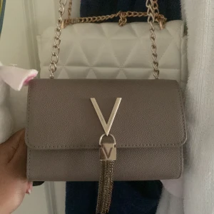 Valentino väska  - Praktisk handväska i bra skick