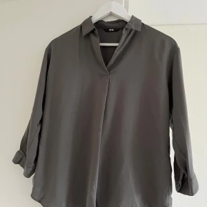 Uniqlo blus grön grå  - Ny oanvänd inget att anmärka på  Normal i storlek🫶🏻