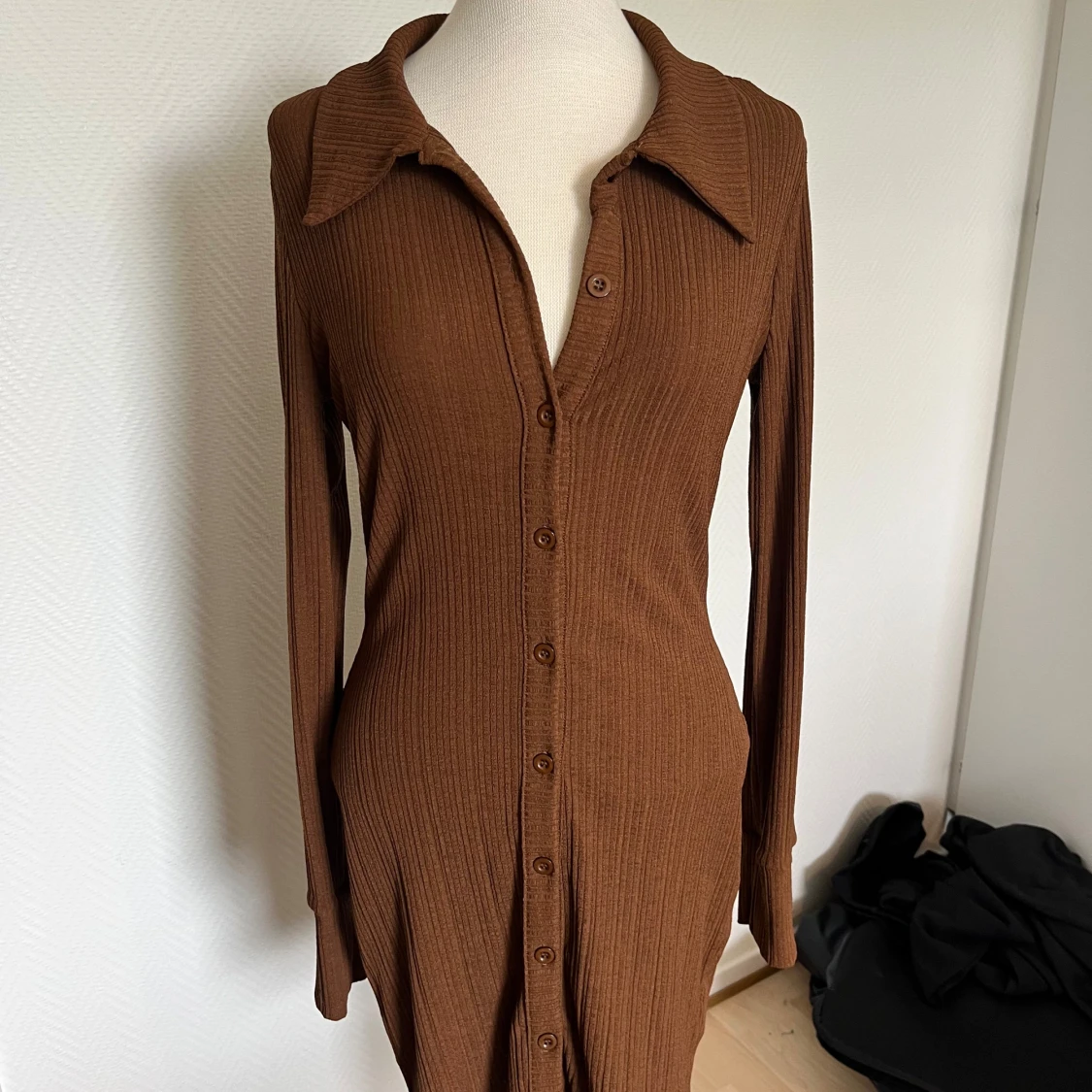 NAKD brun ribbad klänning 