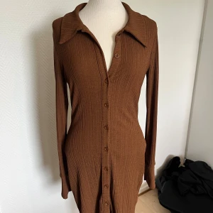 NAKD brun ribbad klänning  - Ny oanvänd inget att anmärka på.  Normal i storlek