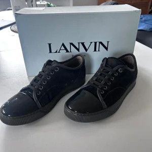 Lanvin uk6 - Säljer nu mina lanvin skor då jag inte är i behov av dem längre. Det är storlek uk 6 vilket motsvarar 42. Box tillkommer. Vid frågor eller funderingar så hör av dig, (PRIS EJ HUGGET I STEN) Komm med bud