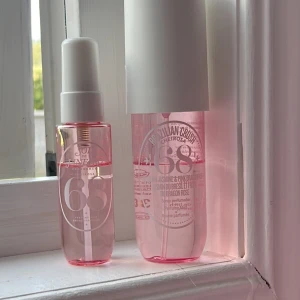 Sol de Janeiro 68 - Två stycken sol de Janeiro 68! En liten i 30ml & en 90ml, skulle säga att båda är lite mer än hälften kvar(se bilderna)🩷