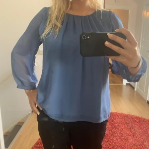 Fin blus - Jättefin blus med trekvartslånga ärmar, typ aldrig använd. Passar S/M
